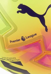 Palla da calcio della Premier League con un vivace gradiente dal giallo al rosa, superficie texturizzata, logo Puma nero e dettagli di branding stampati.