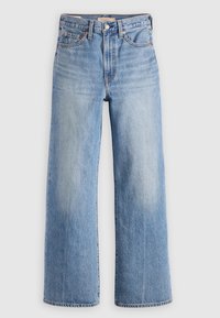 Jean large en denim bleu clair avec une taille haute, un design classique à cinq poches et des détails légèrement décolorés sur les jambes.