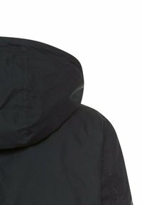 Zwarte capuchonjack met een zicht op de achterkant, waarbij de stikdetails en de gladde stoftextuur zichtbaar zijn tegen een witte achtergrond.