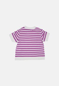 Maglietta a maniche corte con righe orizzontali viola e bianche, scollatura rotonda e una morbida consistenza in cotone. Design semplice e casual.