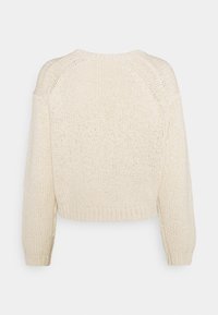 Pull tricoté de couleur crème avec manches longues et poignets, ourlet et encolure côtelés, présenté de dos sur un fond uni.