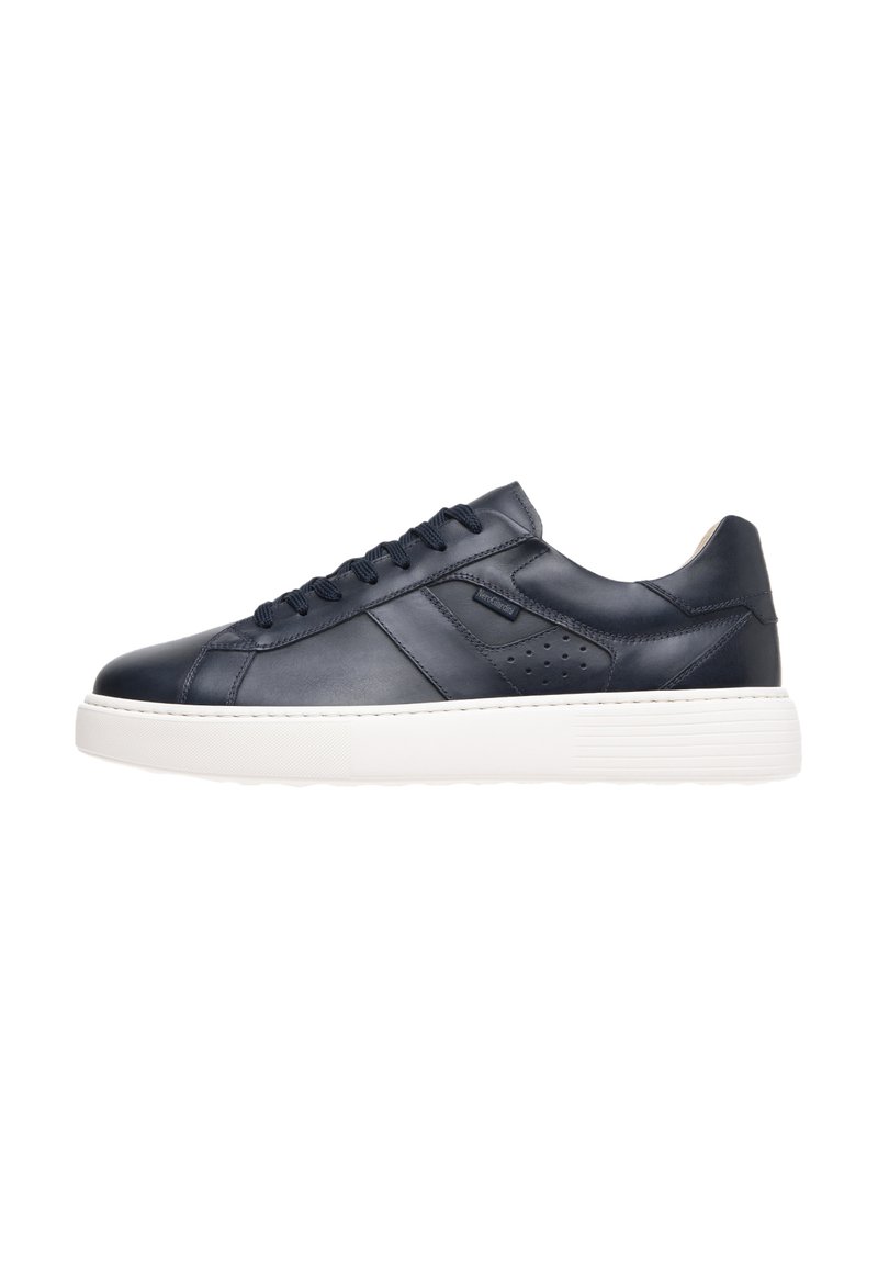 Sneaker in pelle blu con suola in gomma bianca, punta rotonda, lacci piatti e dettagli perforati sui lati. Design minimalista e texture liscia.
