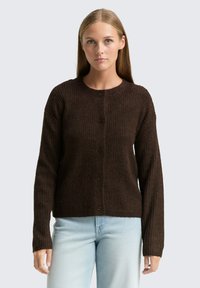Braune gerippte Strickjacke mit rundem Ausschnitt, langen Ärmeln und Knopfverschluss. Hergestellt aus strukturiertem Material, hat sie eine entspannte Passform.