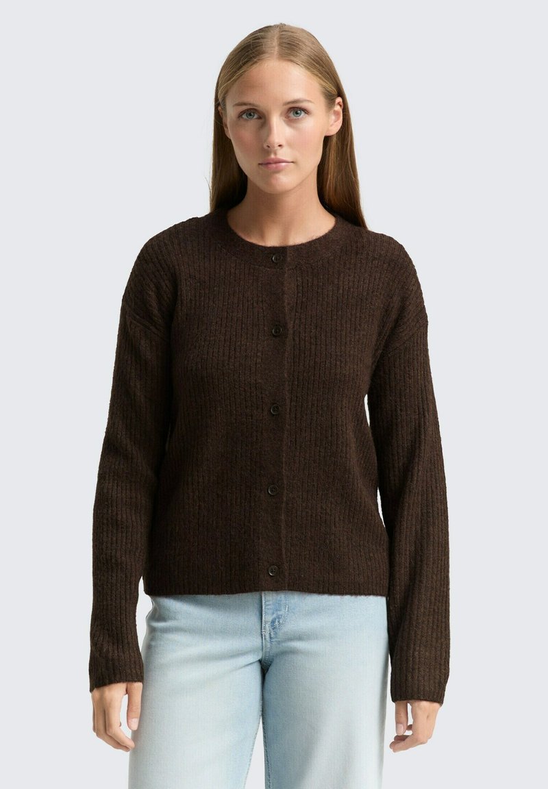 Braune gerippte Strickjacke mit rundem Ausschnitt, langen Ärmeln und Knopfverschluss. Hergestellt aus strukturiertem Material, hat sie eine entspannte Passform.