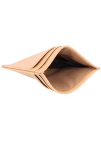 Tan leren portemonnee met een gladde textuur, driehoekige vorm en een vouwover ontwerp. Het interieur is gevoerd met beige stof.