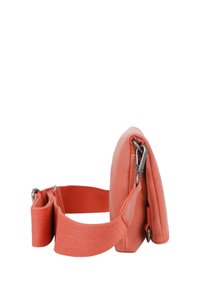 Korallefarbene Umhängetasche mit weicher Textur, rechteckiger Form, verstellbarem Stoffgurt und silbernen Hardware-Akzenten. Sauberes, minimalistisches Design.