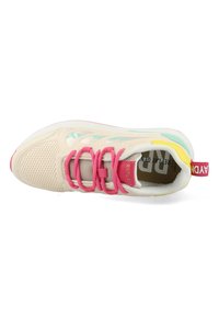 Sneaker met een beige mesh bovenwerk, roze veters, aqua accenten en een getextureerde neuskap. Voorzien van een gewatteerde kraag en een rode lus.