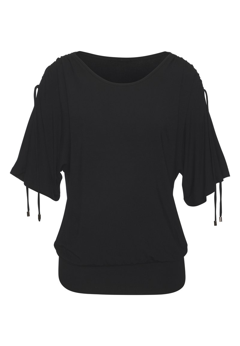 Blusa negra de corte holgado con escote amplio en forma de cuello de barco, mangas cortas y fluidas, y lazos ajustables en los hombros y los extremos de las mangas.