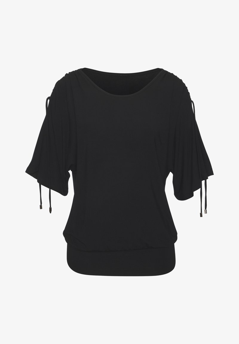 Blusa negra de corte holgado con escote amplio en forma de cuello de barco, mangas cortas y fluidas, y lazos ajustables en los hombros y los extremos de las mangas.
