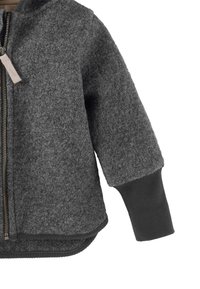 Giacca grigia con zip in tessuto di lana testurizzato, polsini a costine grigio scuro e linguetta della zip beige sul lato sinistro.