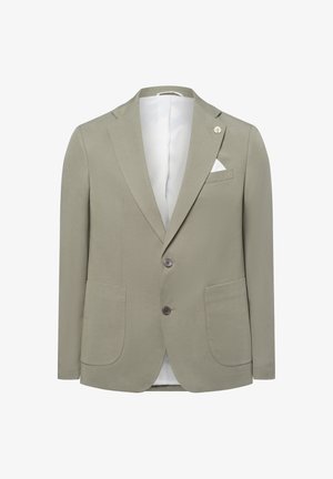 Hellgrüner Blazer aus glattem Stoff; verfügt über einen Zwei-Knopf-Verschluss, einen Reverskragen und ein weißes Einstecktuch in der Brusttasche.
