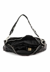 Borsa a tracolla in pelle intrecciata nera con hardware argentato, dotata di un compartimento principale non chiuso e numerose tasche interne.