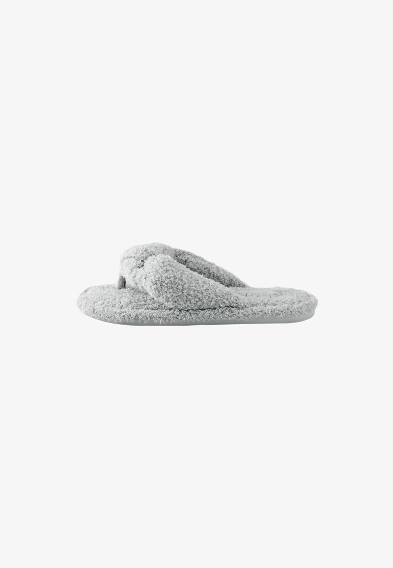 Zapatilla gris peluda con punta abierta, con una banda gruesa de felpa y suela acolchada, diseñada para la comodidad en interiores.