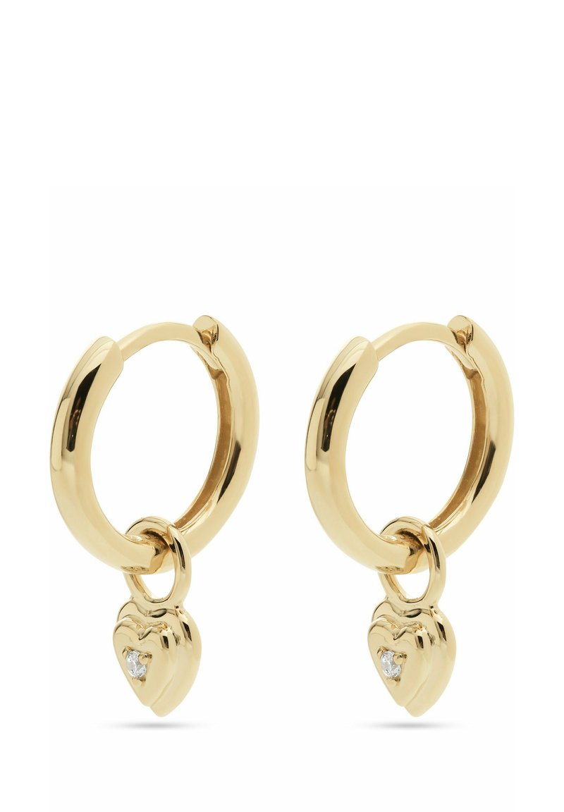 Orecchini a cerchio in oro con una finitura liscia e lucida, che presentano un piccolo charm a forma di cuore con una pietra trasparente attaccata sotto ogni cerchio.