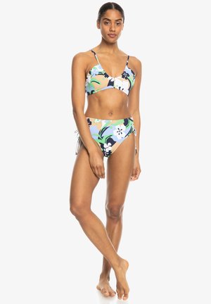 Bikini-Set mit floralem Muster, bestehend aus einem triangularen Bralette mit dünnen Trägern und hochgeschnittenen Hosen im zarten Blau-, Grün- und Beigetönen.