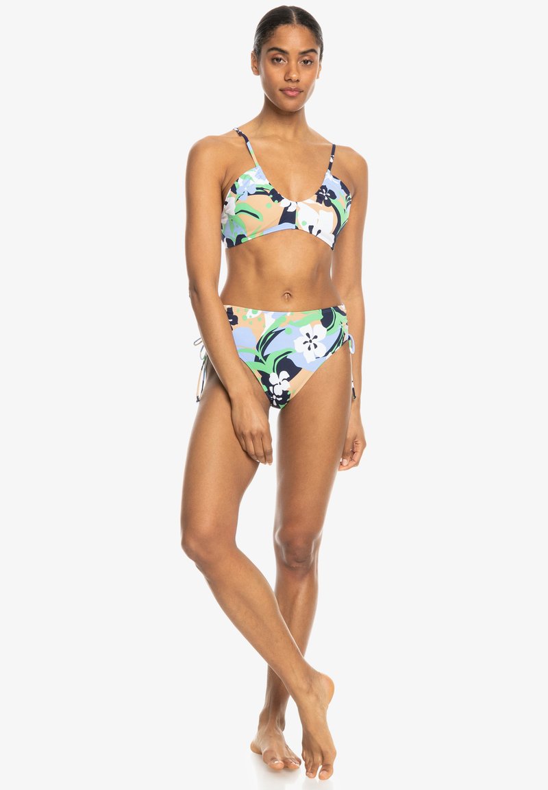 Bikini-setti, jossa on kukkakuosiset trikoot, joissa on kolmiomainen bralette ohutolkaimilla ja korkeavyötäröiset alaosat, pastelliväreissä sinisen, vihreän ja beigen sävyissä.