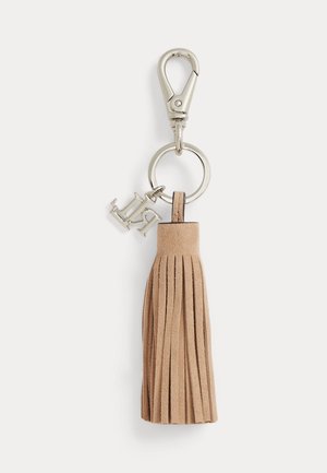 Metal nøglering med beige ruskindstofar og sølv bogstav charms fastgjort til en aftagelig karabin.