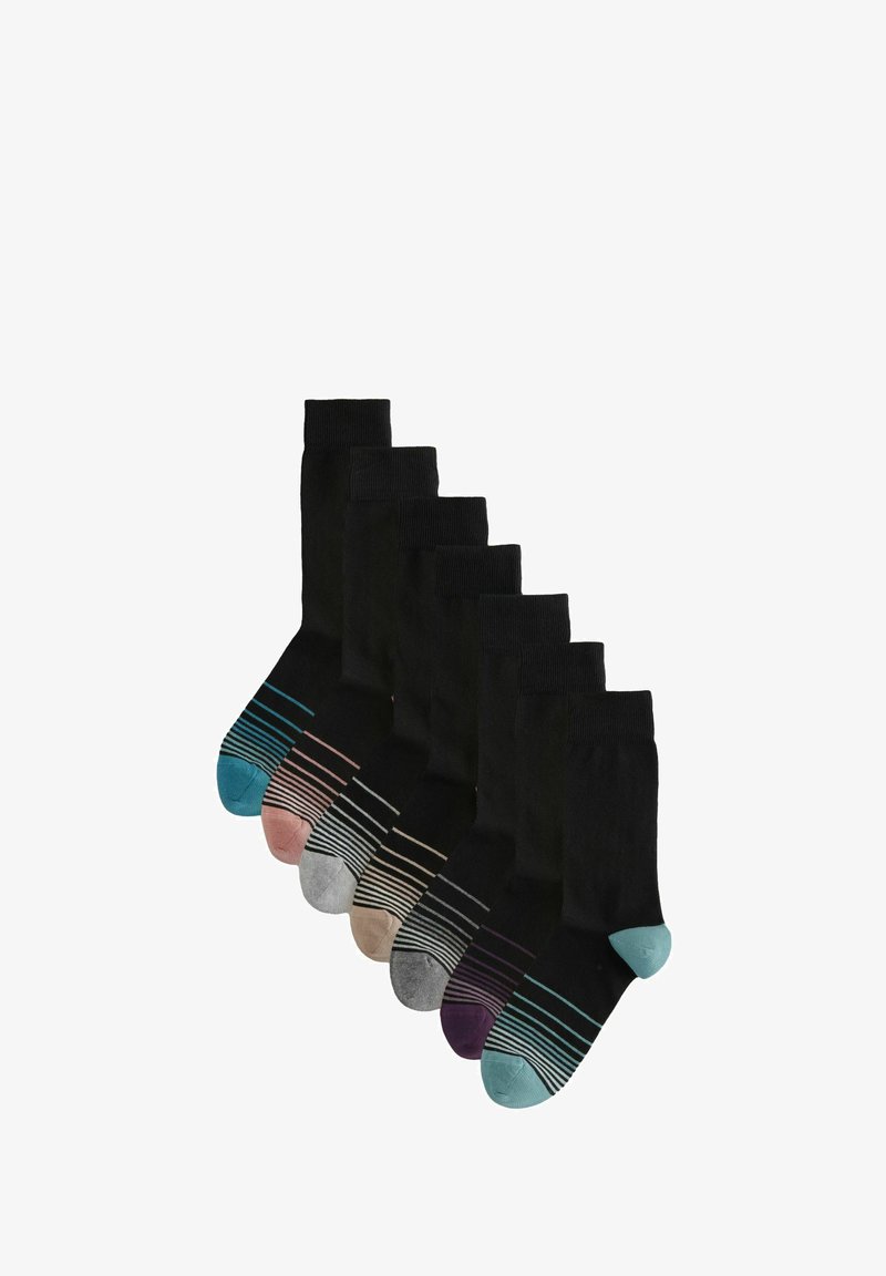 Set aus sieben schwarzen Socken mit verschiedenen farbigen Zehen und gestreiften Mustern in Hellblau, Pink, Grau und Lila an den Füßen.