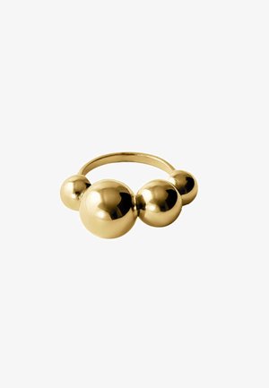Anillo de oro con tres acentos esféricos. Superficie lisa y brillante con un diseño elegante y minimalista. Banda simple y redondeada.