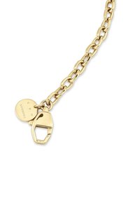 Armbånd i guldfarvet metal med store led, lukkedesign og en rund vedhæng med indgraveret branding. Smykket har en poleret finish.