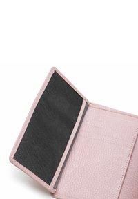 Interno di un portafoglio in pelle rosa pallido con finitura strutturata, caratterizzato da tasca in rete nera e scomparti per carte. Cucitura sui bordi visibile.