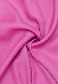 Blød pink stof, glat tekstur, let strækbar, med blide folder og draperinger, med en subtil glans og jævn overflade.