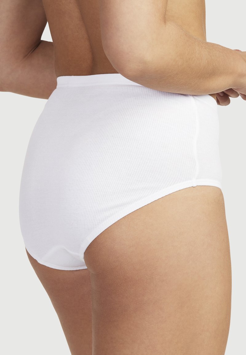 Witte hoge katoenen onderbroeken met een geribbelde textuur en een naadloos ontwerp. De tailleband zit boven de heupen en biedt volledige bedekking.