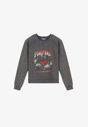 Sudadera gris con un acabado desgastado, cuello redondo y mangas raglán. La parte frontal presenta una impresión gráfica con texto y un diseño de corazón.