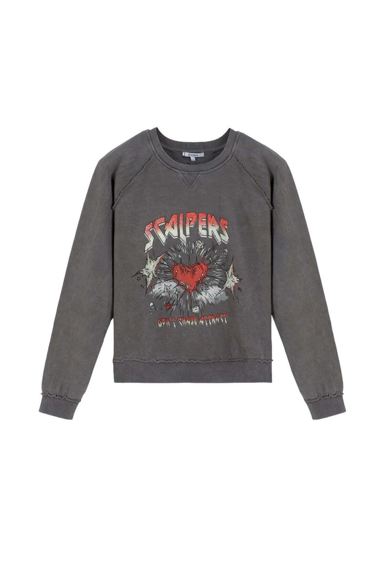 Sudadera gris con un acabado desgastado, cuello redondo y mangas raglán. La parte frontal presenta una impresión gráfica con texto y un diseño de corazón.
