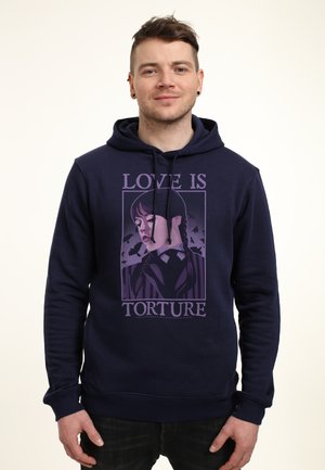 Felpa blu navy con una stampa grafica di una ragazza con treccine, con la scritta "L'AMORE È TORTURA" in viola, dotata di cappuccio con coulisse e polsini a costine.