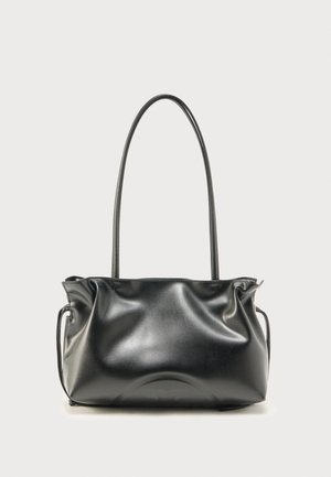 Μαύρη δερμάτινη τσάντα χειρός με ρυτιδωμένες λεπτομέρειες και ένα μακρύ, λεπτό λουράκι σε απλό ανοιχτό φόντο.