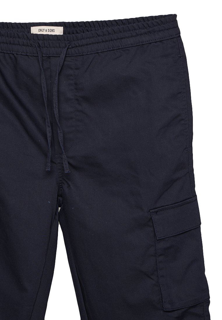 Pantalones cargo azul marino con cintura elástica y cordón, que cuentan con bolsillos laterales y una tela suave y texturizada sin patrones visibles.