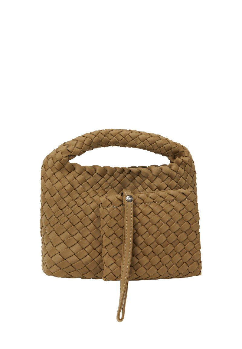 Bolso de mano tejido en color tostado con un asa redondeada, que presenta una pequeña bolsa con cremallera adjunta, destacando una superficie texturada y un diseño compacto.