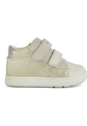 Sneaker bianco con accenti metallici, caratterizzato da un design perforato a pois, due cinturini in velcro e una punta liscia e arrotondata.