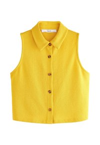 Top sin mangas de color amarillo brillante con cuello, que presenta un cierre de botones en la parte delantera y una tela texturizada.