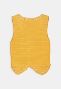 Débardeur jaune en tricot sans manches avec un point texturé, un ourlet festonné et des détails en dentelle au niveau du décolleté, présentant une apparence solide et lisse.