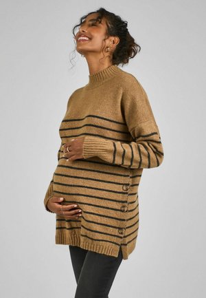 Pull en tricot surdimensionné marron avec des rayures horizontales noires, poignets côtelés et accents de boutons sur les côtés pour un ajustement réglable.
