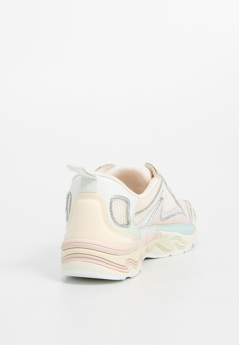 Lekkie sneakers charakteryzujące się połączeniem kremowych, miętowych i pastelowych kolorów, z siateczkowymi detalami i falistym wzorem podeszwy. Miękkie akcenty z teksturowanej tkaniny.
