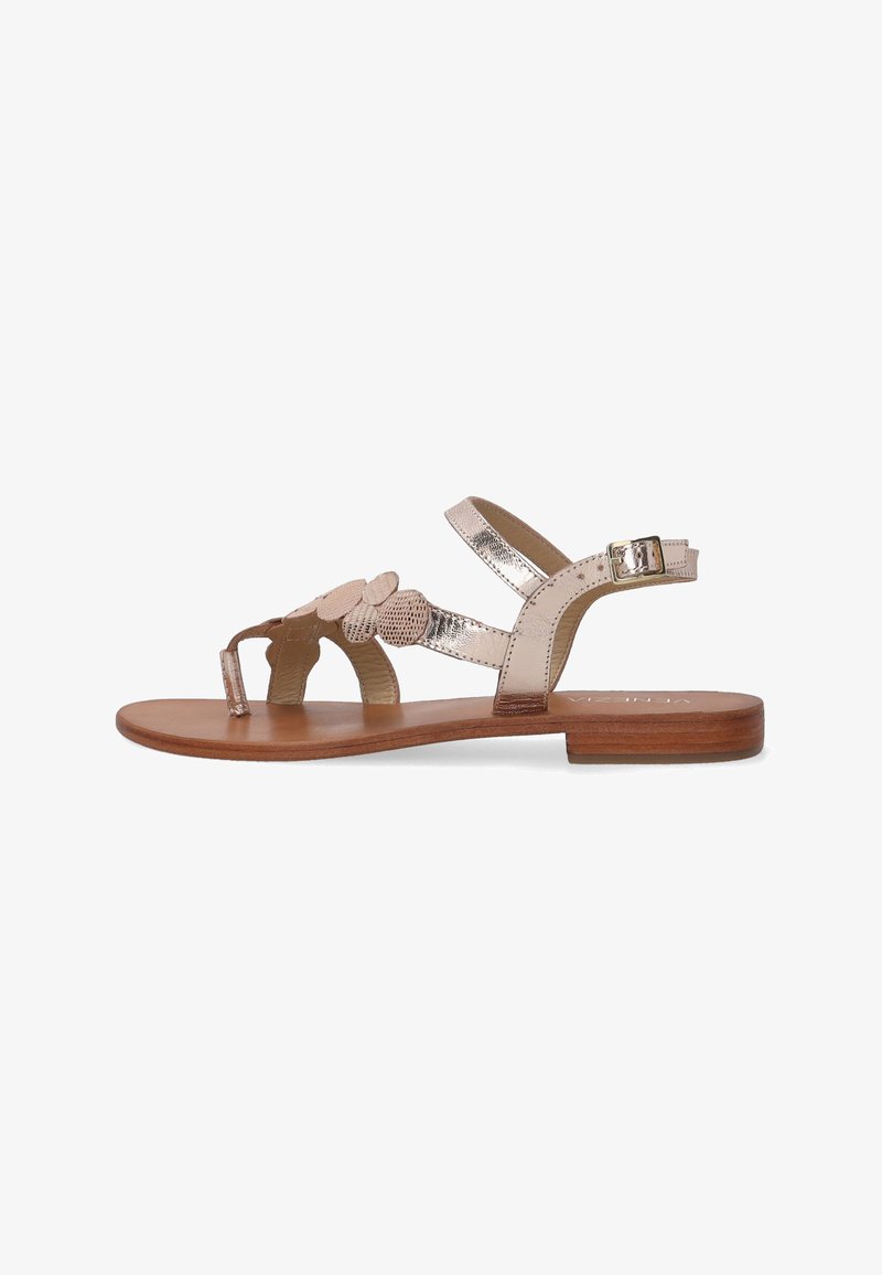 Flade sandaler med en lys brun lædersål, designet med metalisk roseguld remme og blomsterdetaljer, med en spændeankelrem.