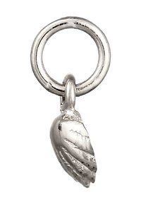 Charm en métal argenté présentant un design d'aile détaillé avec des textures de plumes visibles, suspendu à un anneau circulaire.