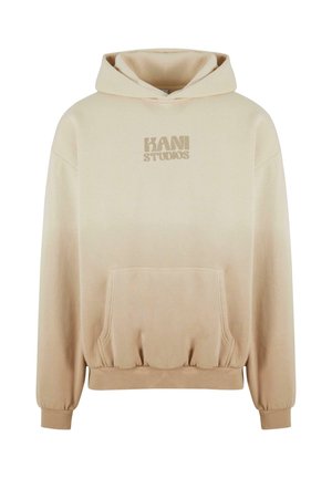 Hanorac oversize bej cu buzunar frontal, mâneci cu manșetă și logo-ul "KANI STUDIOS" imprimat ton pe piept. Textură de țesătură fină.