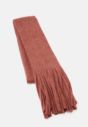 Zachte, gevouwen wollen sjaal in stoffig roze met lange franjes aan één uiteinde, gepresenteerd op een witte achtergrond.