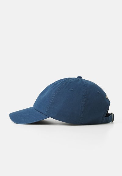 Cappello in cotone blu navy con visiera curva, dettagli cuciti e una fascia regolabile sul retro. Presenta un piccolo logo dorato come accento.
