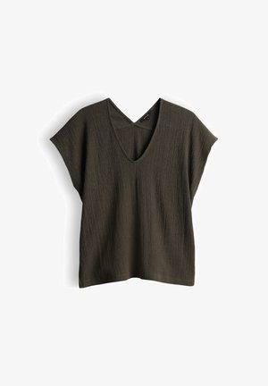 Blouse texturée à manches courtes vert olive foncé avec un décolleté en V et une coupe ample et boxy sur fond blanc.