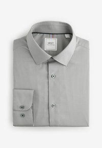 Graues Hemd mit Knopfverschluss, aus strukturiertem Stoff, mit einem Kentkragen, langen Ärmeln und hellblauen Knöpfen. Das Etikett trägt die Aufschrift "NEXT TAILORING."