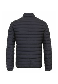 Marinblå puffjacka med horisontellt quiltat mönster, långa ärmar och ståkrage. Lätt material med en mjuk textur.