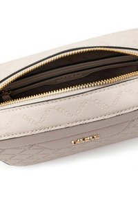 Bolso de piel sintética beige con patrón en relieve, detalles de cremallera dorada y un forro interior suave que incluye un bolsillo con cremallera.
