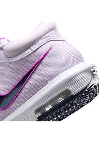 Lys lilla sko med mesh-overdel, sorte og pink detaljer, slankt design, synlig luftdæmpning i sålen og struktureret greb på sålen.