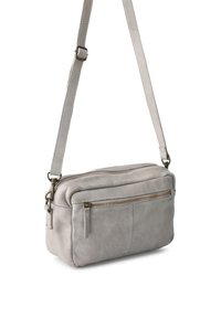 Grå lädercrossbody-väska med två zippered fack, justerbar rem och kontrasterande detaljer i guld. Mjuk textur och rektangulär form.