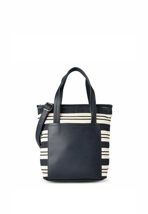 Zwart-wit gestreepte draagtas met een zwart leren voorvak, dubbele handvatten en een verstelbare schouderriem op een witte achtergrond.